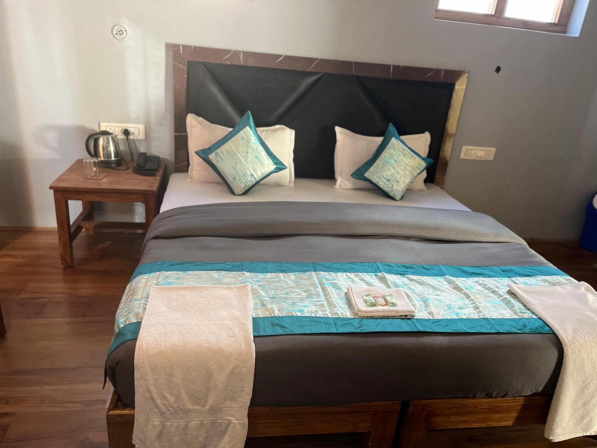 Honey Bee Hotel Leh Ngoại thất bức ảnh